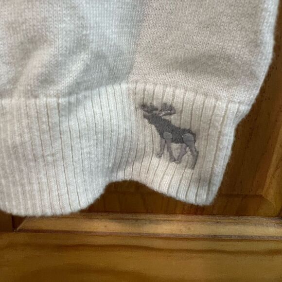 Gorgeous Abercrombie & Fitch size medium cardigan with floral and bead accent - Picture 7 of 7